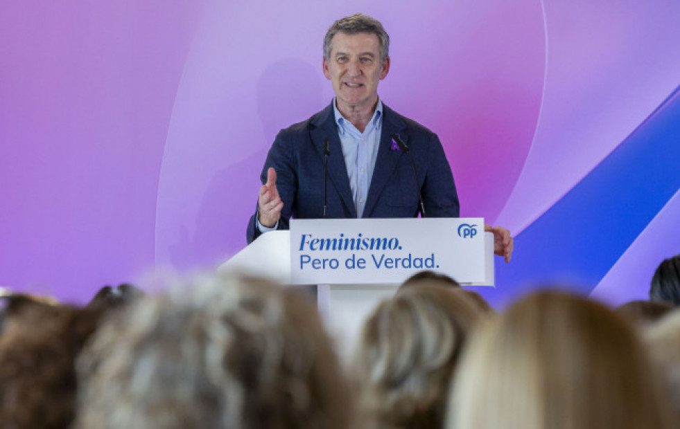 Feijóo rinde homenaje a su abuela Eladia, su primer gran referente, en el Día de la Mujer