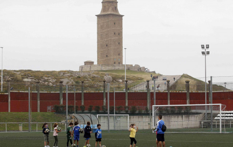 Los partidos de fútbol 8 de este sábado en la Torre se trasladan al domingo por el inicio de 'Coruña Corre'