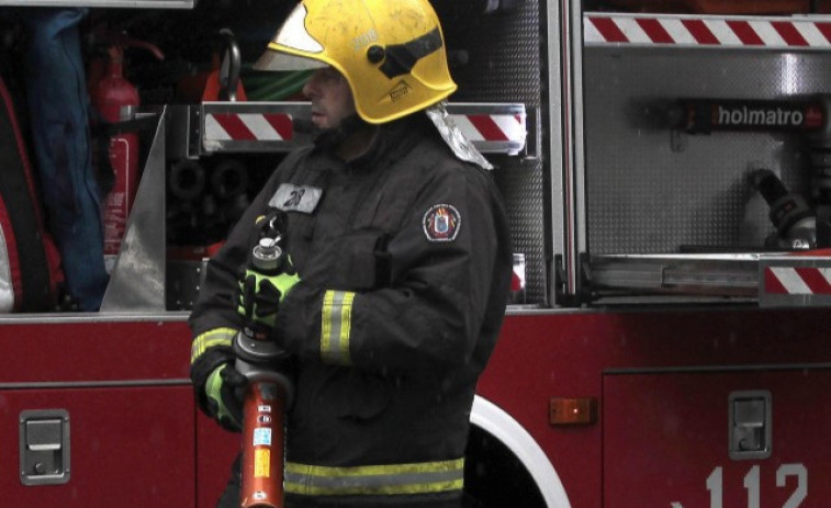 Una explosión causada por botes de laca provoca un incendio en una vivienda de Compostela