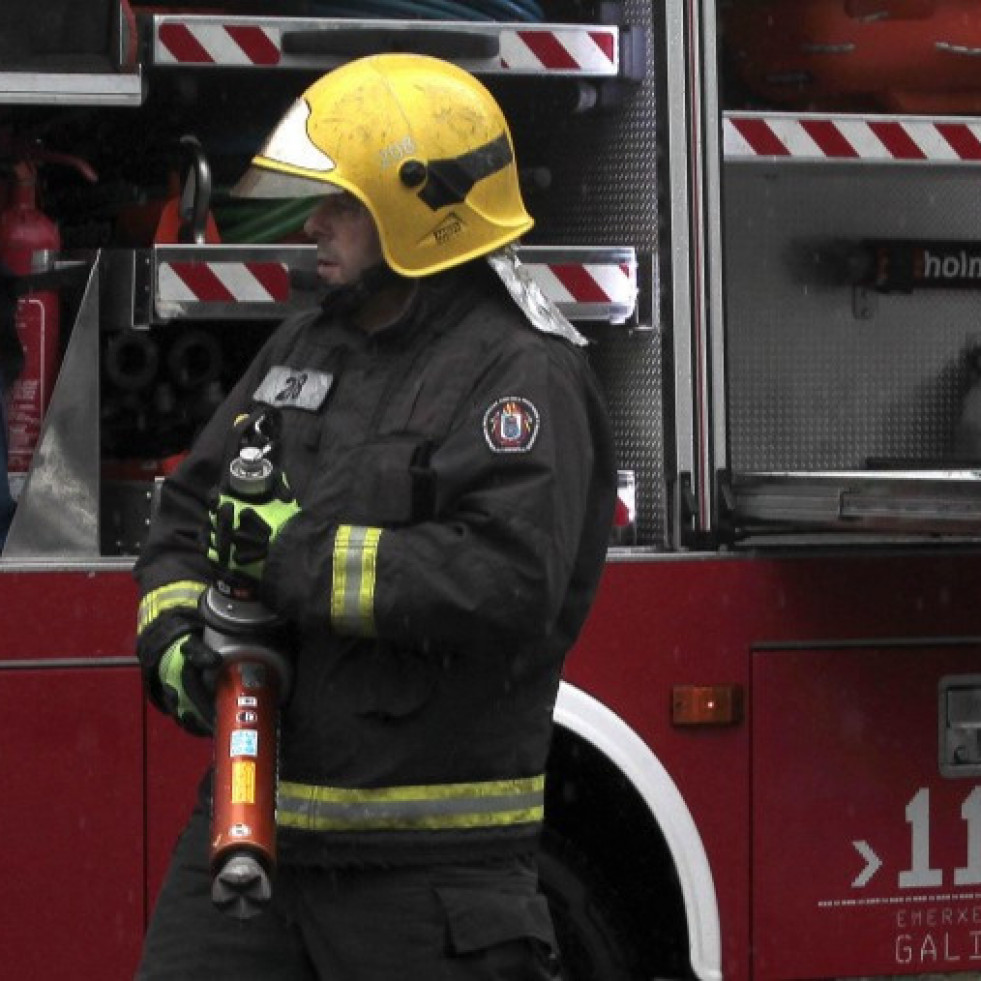 Una explosión causada por botes de laca provoca un incendio en una vivienda de Compostela