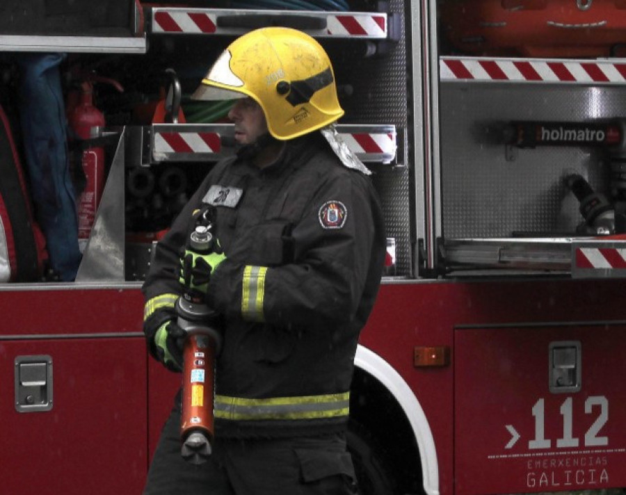 Una explosión causada por botes de laca provoca un incendio en una vivienda de Compostela