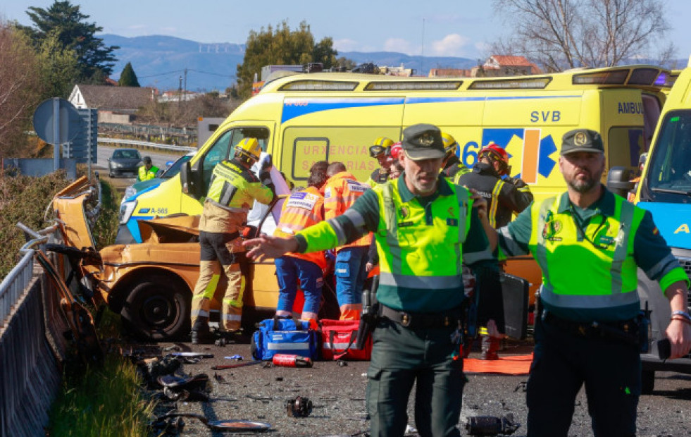 Fallece una mujer en un grave accidente entre un coche y un autobús de turistas en Barrantes