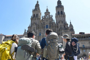 Peregrinos turistas plaza del obradoiro 08