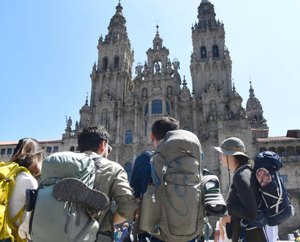 Peregrinos turistas plaza del obradoiro 08