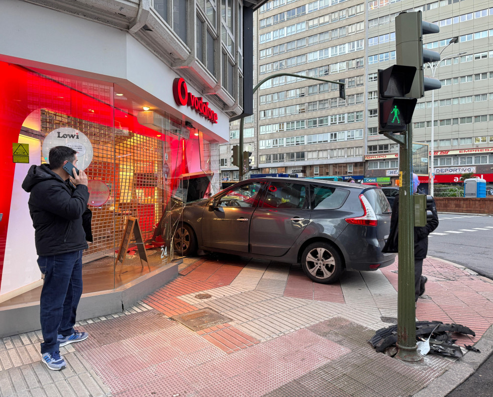 Un coche se empotra contra el Vodafone de la plaza de Pontevedra en A Coruña @ Javier Alborés (4)