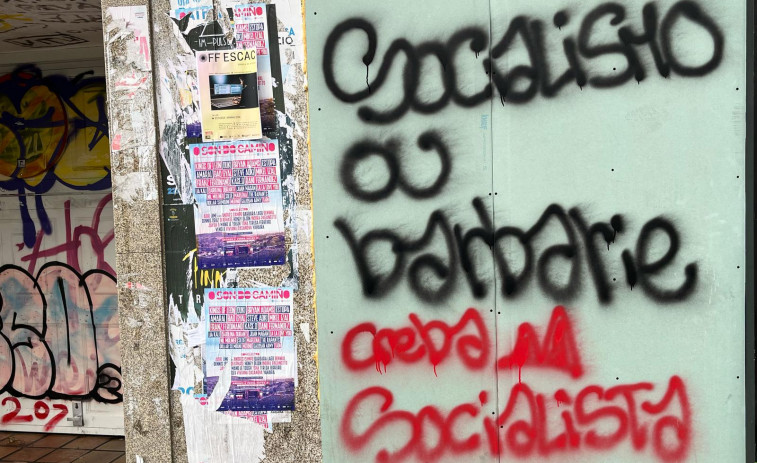 “Socialismo ou barbarie” y otras pintadas inundan Santiago: ¿Libertad de expresión o destrozo urbano?