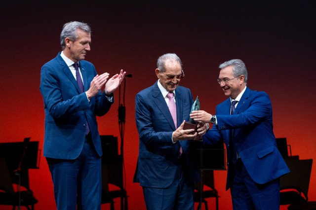 EuropaPress 6332636 entrega premio ourensania 2024 olegario vazquez rana 14522594