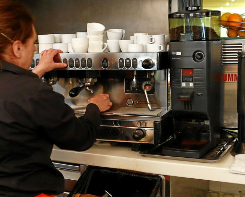 UnatrabajadoradehostelerapreparauncafAec