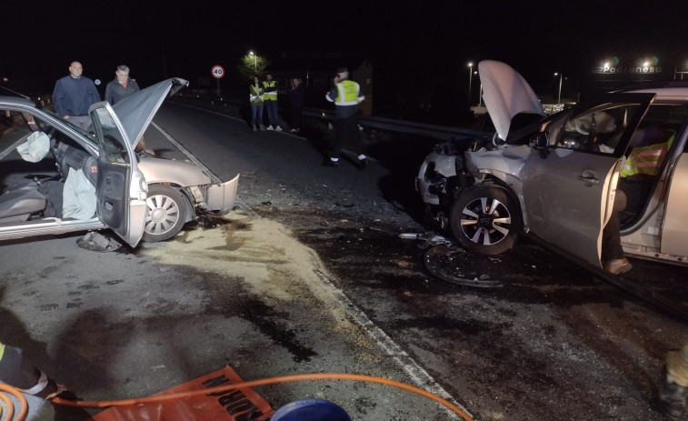 Un hombre queda atrapado en Padrón tras un accidente entre tres coches