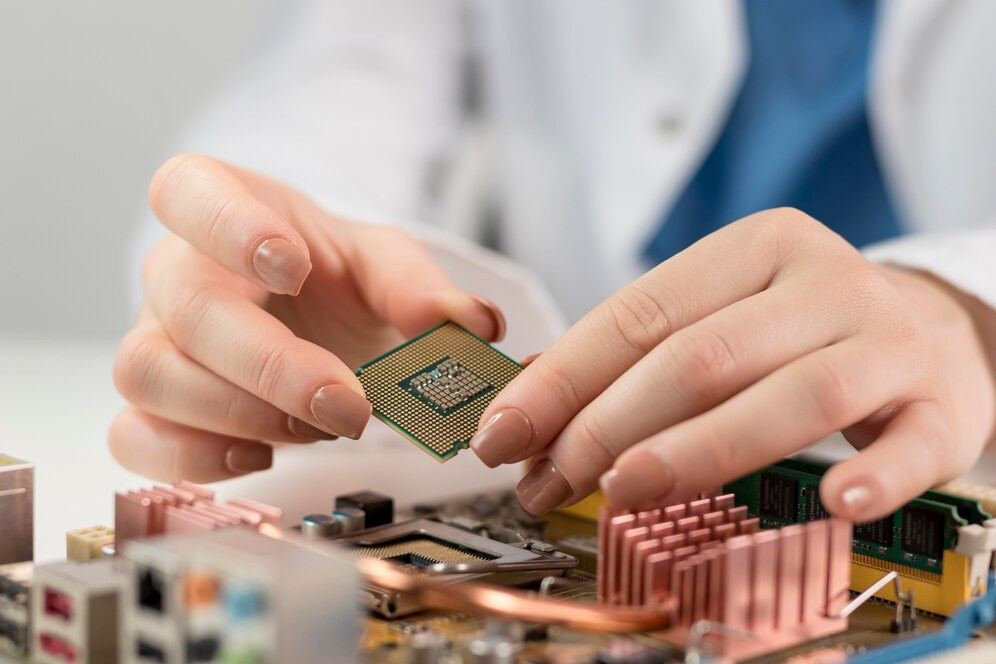 Investigador cerca chip 23 2148925507