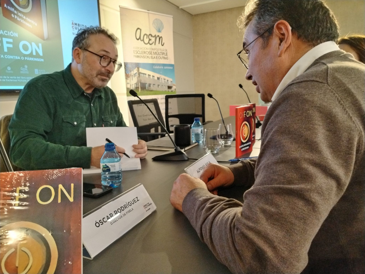 Alfonso Avila, en una firma de su libro