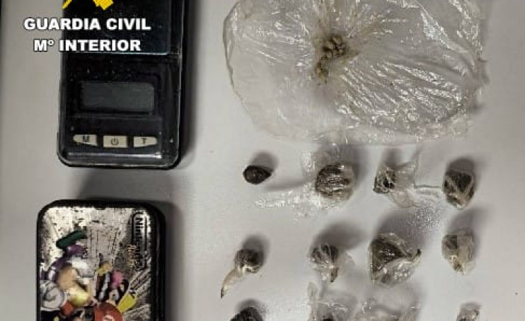 Detenido en Oroso con 20 bolsas de hachís y marihuana
