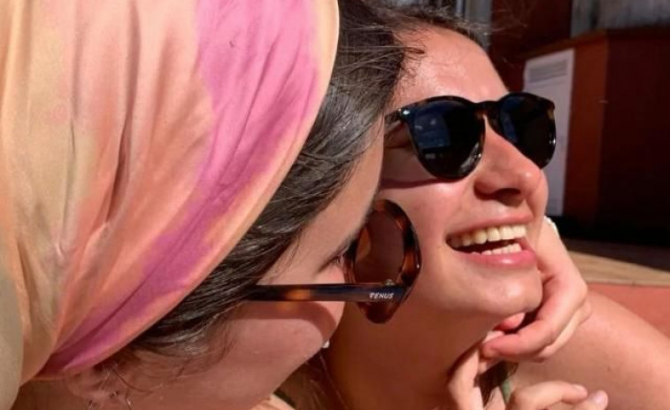 As primas compostelás que fabrican pendentes con resina