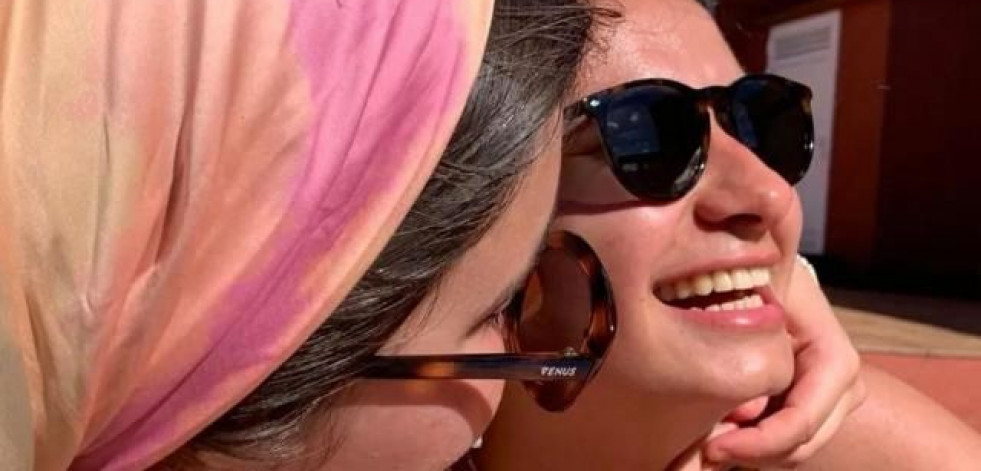 As primas compostelás que fabrican pendentes con resina