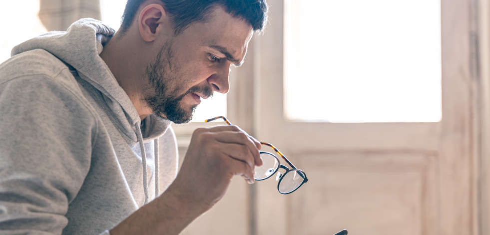 ¿Entrecierras los ojos al leer? Puede que ya sea el momento de las gafas