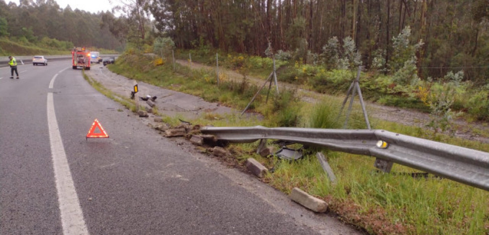 Un accidente en Rianxo rompe el bordillo de la carretera y provoca daños en varios coches