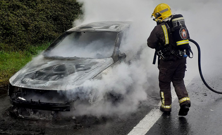 Arde un coche en la autopista a la altura de Ordes