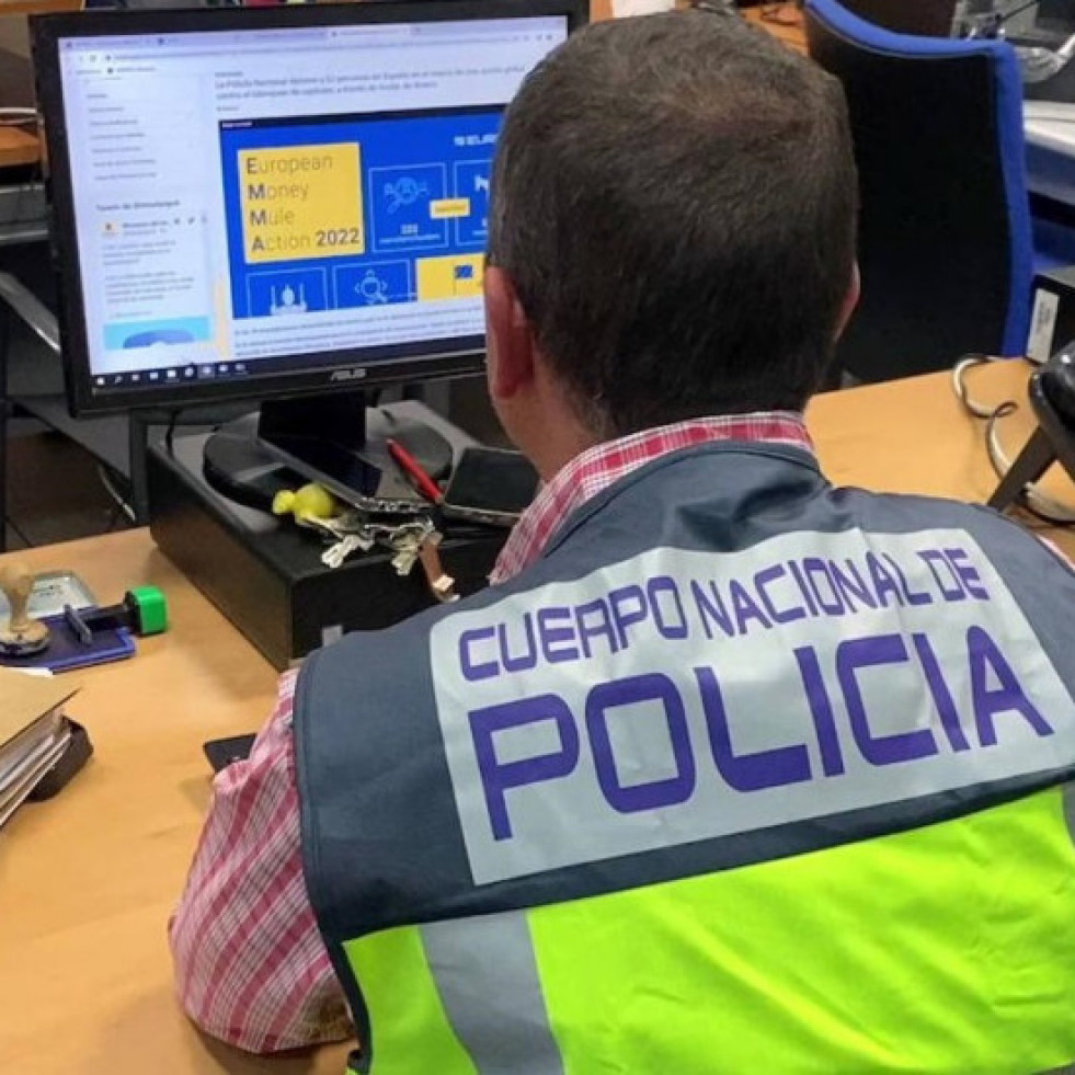 UnagentedelaPolicaNacionalenunordenadorinvestigandodelitosatravsdeInternetEP