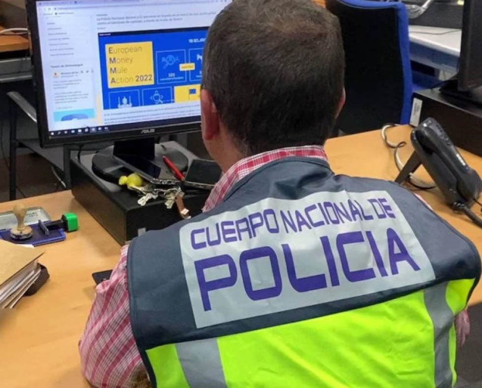 UnagentedelaPolicaNacionalenunordenadorinvestigandodelitosatravsdeInternetEP