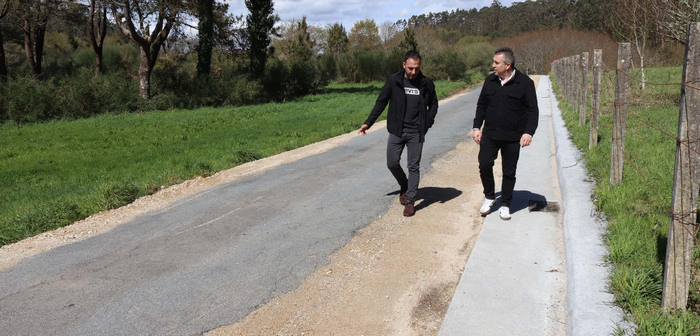 Brión mejora los accesos a la aldea da Torre y habilita un espacio provisional de aparcamiento para las Torres de Altamira