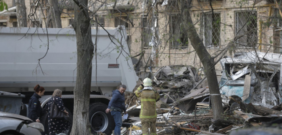Ucrania eleva a 12 el número de muertos en el ataque ruso contra Kiev
