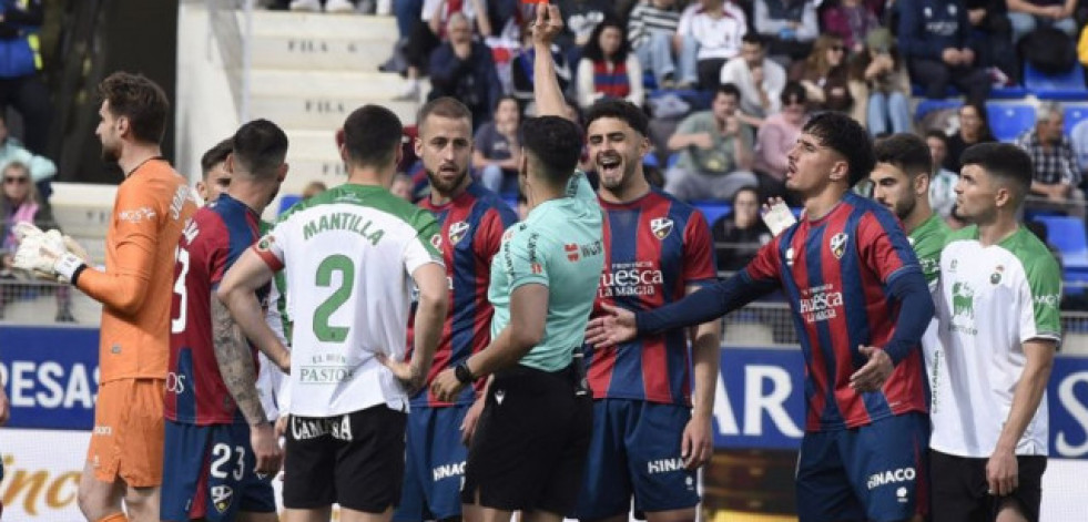 La constante en las tres últimas victorias del Racing de Santander: las rojas al rival