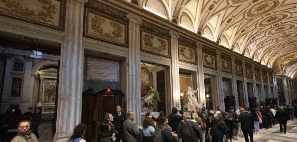 Miles de personas visitan la tumba del Papa Francisco en las primeras horas de apertura al público