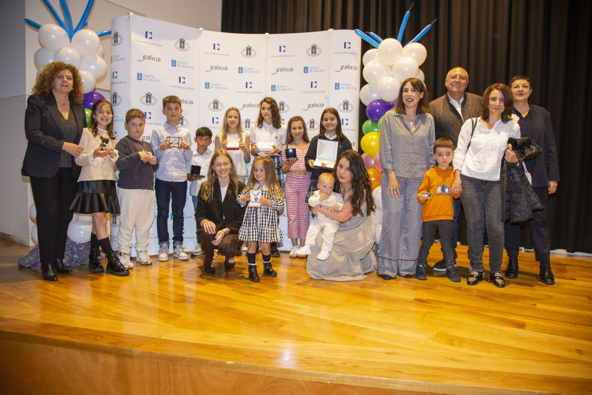 Foto de familia de las autoridades junto a los premiados