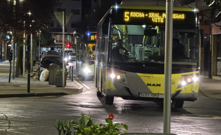 El pleno de Santiago rechaza una factura del autobús urbano mientras crecen las críticas por el nuevo contrato del servicio