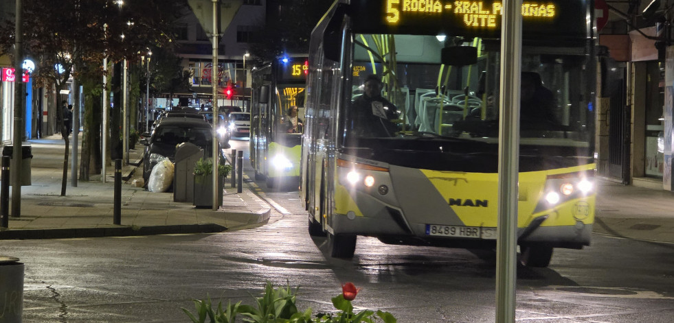 El pleno de Santiago rechaza una factura del autobús urbano mientras crecen las críticas por el nuevo contrato del servicio
