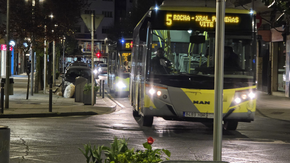 Buses urbanos en la calle Xeneral Pardinhas