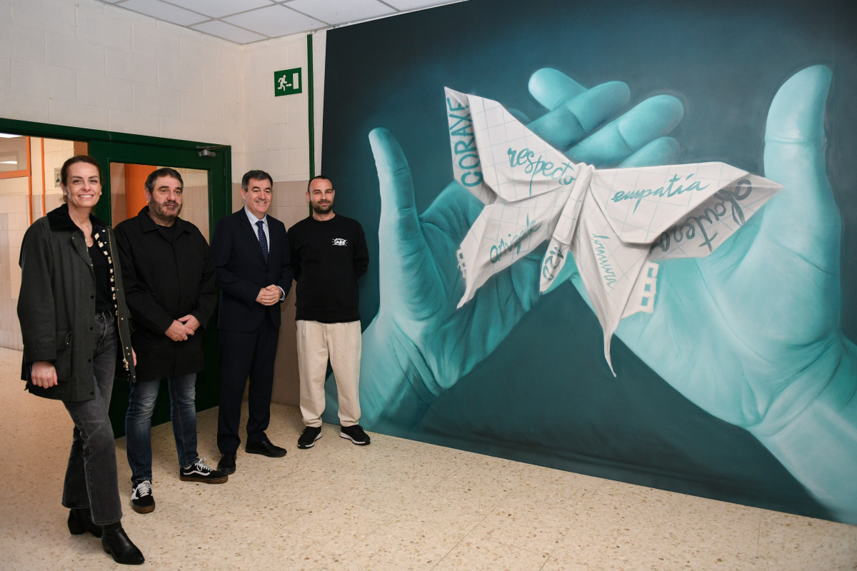 As autoridades e o artista, xunto ao mural