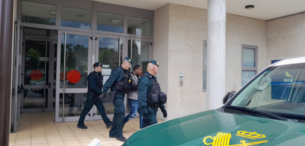 Dos detenidos por el asesinato de un dominicano en un bar de Carballo