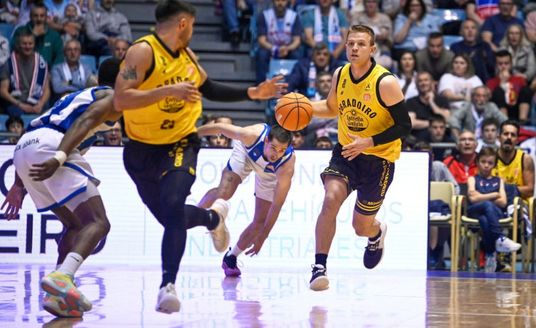 El Monbus Obradoiro cae ante Inveready Gipuzkoa en un partido clave de cara a los playoffs de ascenso (63-65)
