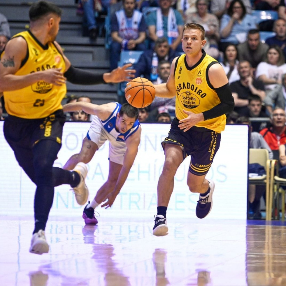 El Monbus Obradoiro cae ante Inveready Gipuzkoa en un partido clave de cara a los playoffs de ascenso (63-65)
