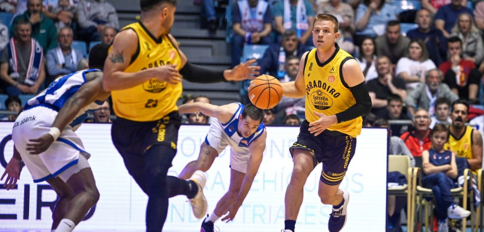 El Monbus Obradoiro cae ante Inveready Gipuzkoa en un partido clave de cara a los playoffs de ascenso (63-65)