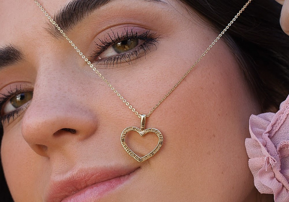 El collar ‘Viviendo todo falta, muriendo todo sobra’ l Cedidas (3)