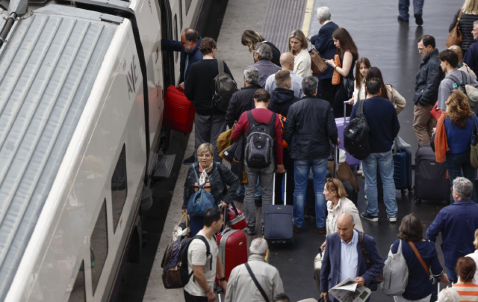 Más de 10.000 viajeros y 30 trenes afectados por un robo de cable en el AVE Madrid-Sevilla