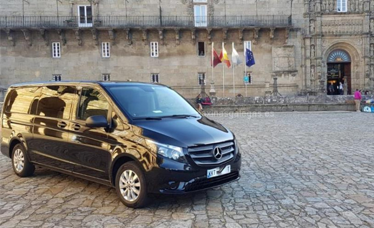 Acusan al Concello de Santiago de ocultar la contratación de 29 VTC ilegales durante un evento oficial