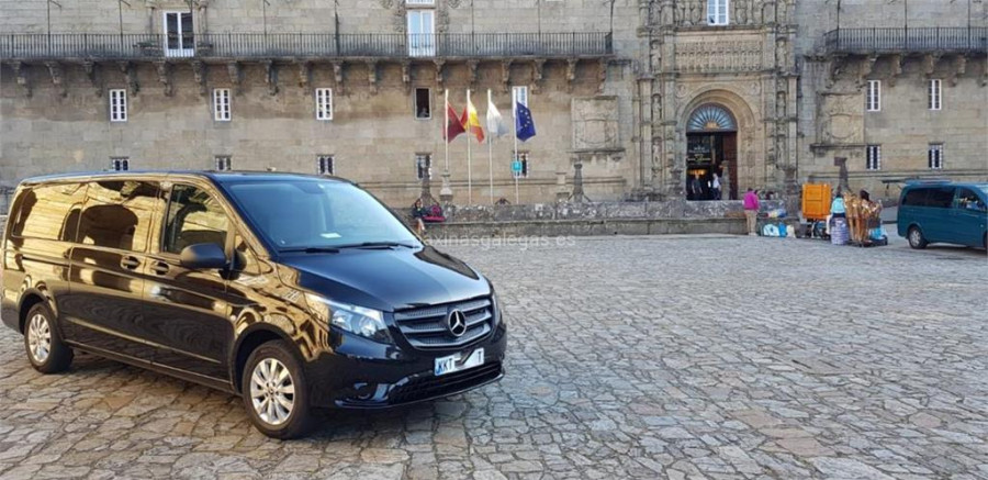 Acusan al Concello de Santiago de ocultar la contratación de 29 VTC ilegales durante un evento oficial