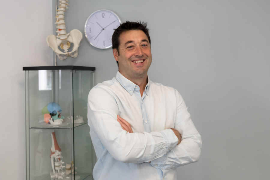Dr. Juan Miragaya, fisioterapeuta: "Cualquier persona puede aprender a dar un buen masaje con este libro"