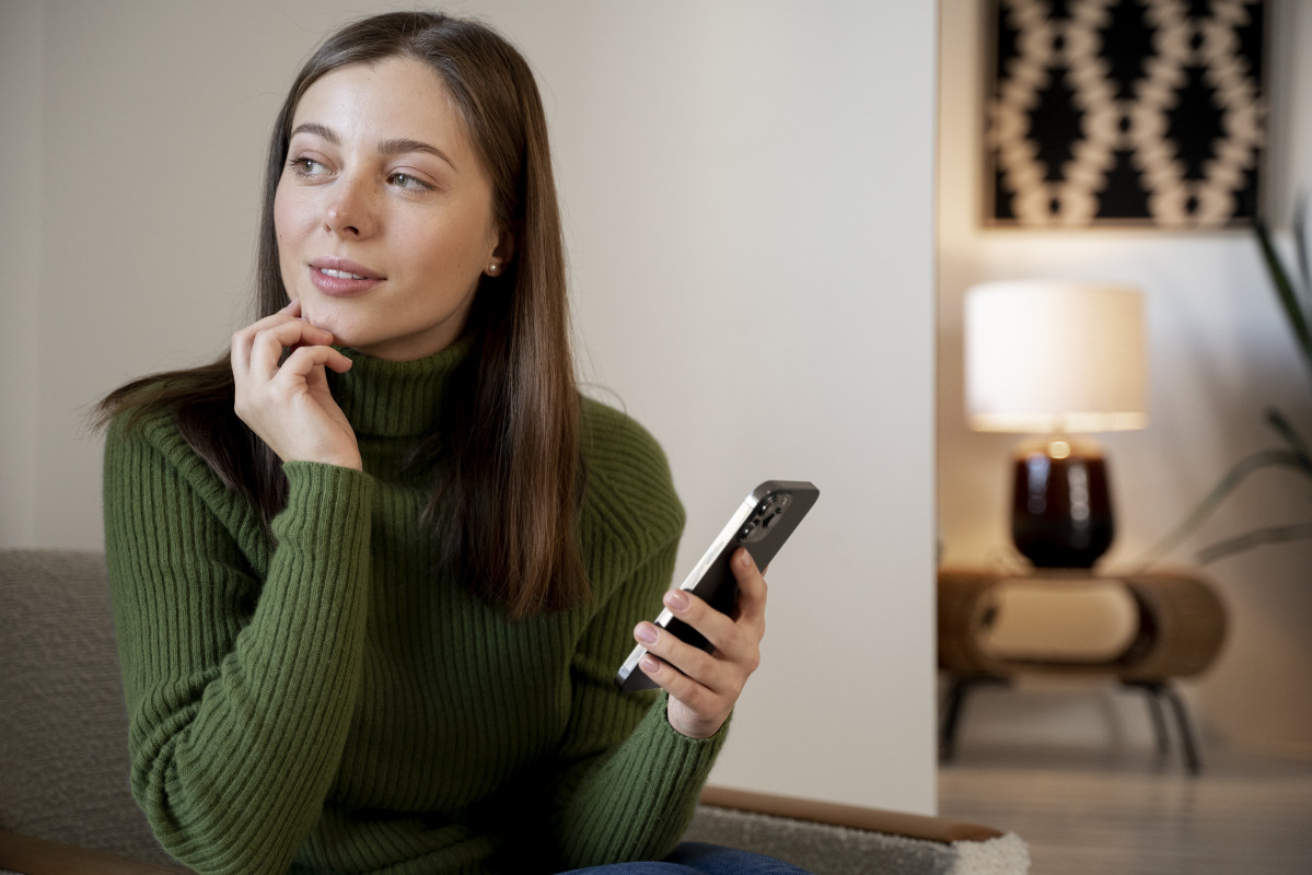 Mujer hablando por su telefono inteligente con la funcion de manos libres