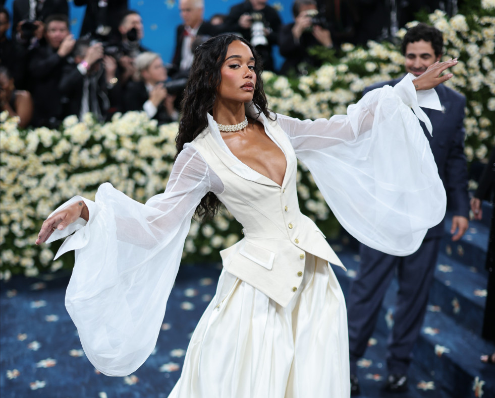 La actriz Laura Harrier vestida de Zac Posen