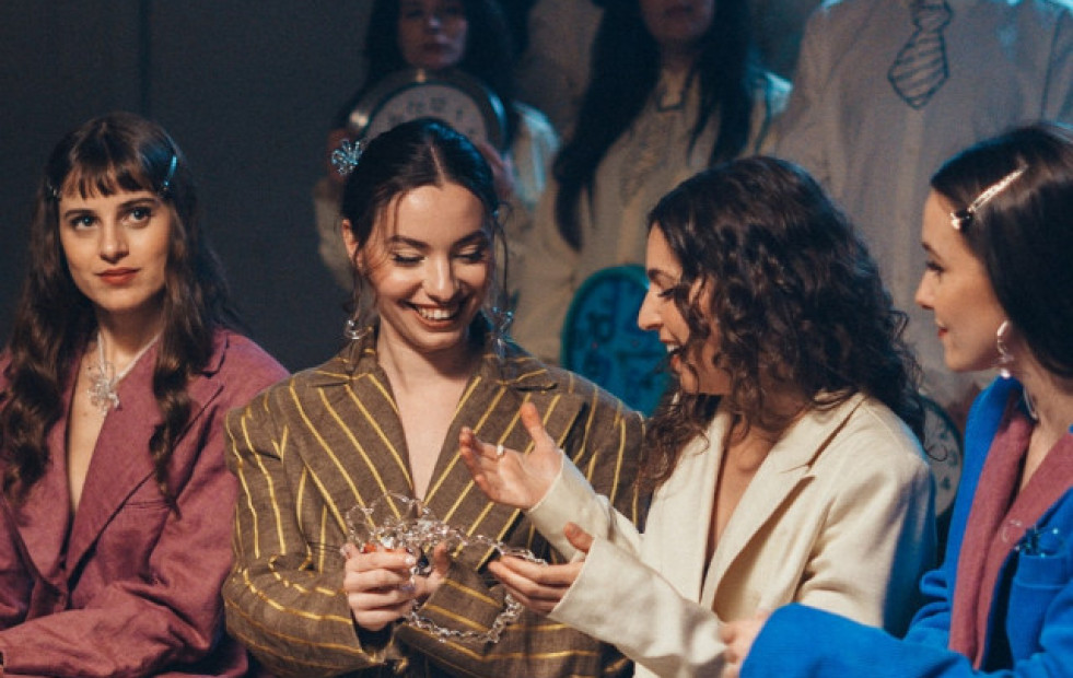 Fillas de Cassandra presenta unha nova obra do universo Hibernarse: unha colección de xoias de cristal, feita a man, en colaboración con Toda Frágil