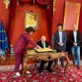 El Nobel de Física en 2017, Kip Thorne, protagonizó una visita a los miembros de la Corporación municipal (2)