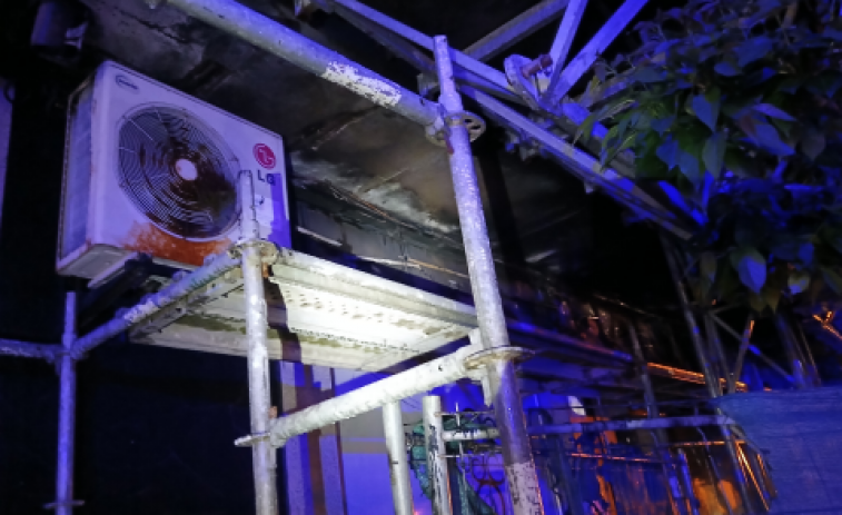 Extinguen un incendio en la fachada de un edificio en Negreira