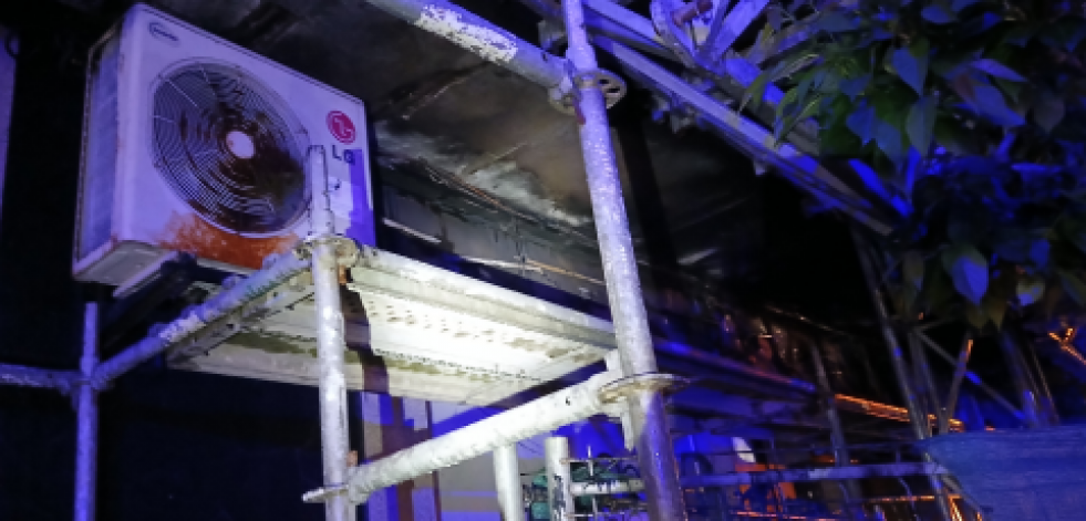 Extinguen un incendio en la fachada de un edificio en Negreira