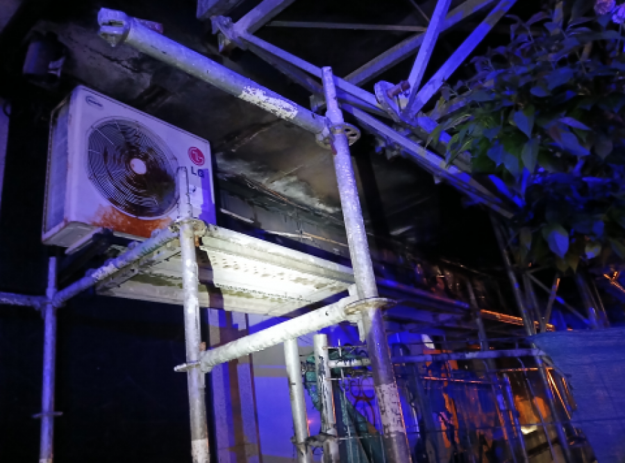 Extinguen un incendio en la fachada de un edificio en Negreira