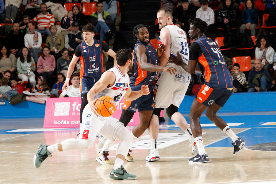 Crónica | El Obradoiro se asegura el factor cancha para los playoffs con una victoria en el último partido de liga