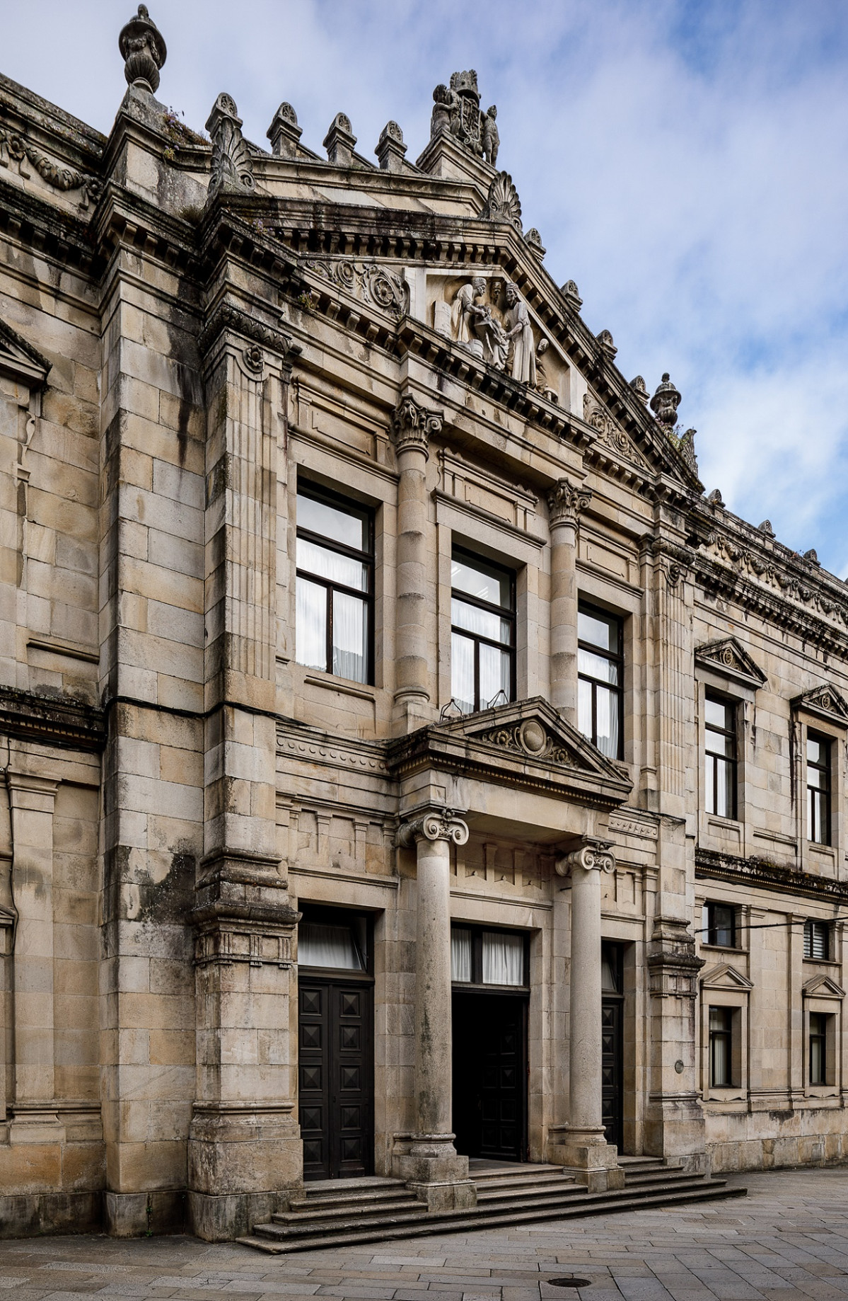 Fachada facultad medicina 2000pxb